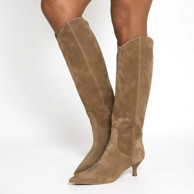 Bottes en daim beige élégantes - Bottes artisanales a talon