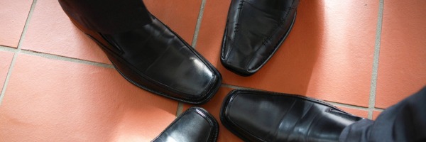 Enlever des tâches sur des chaussures en cuir : le guide